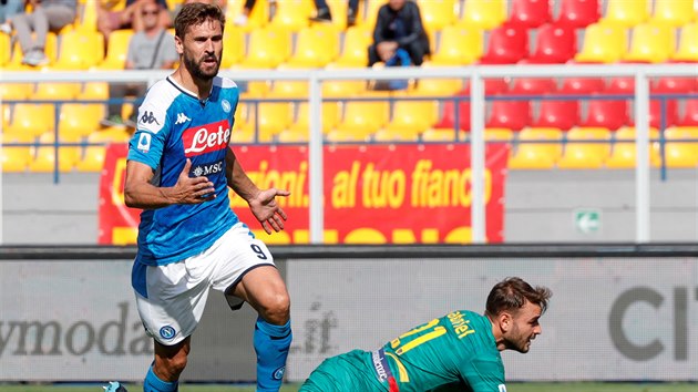 Fernando Llorente z Neapole (vlevo) pekonv branke Lecce Gabriela.