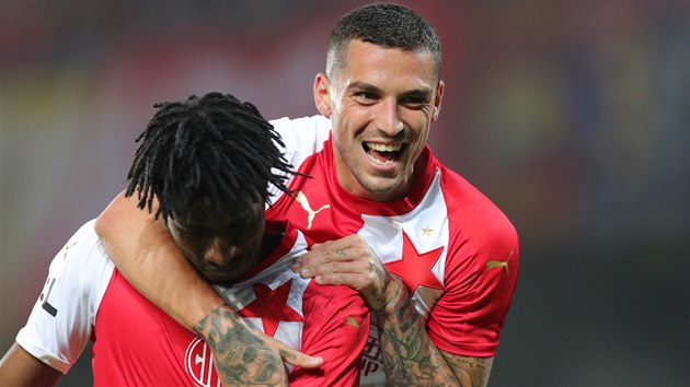 Fotbalist prask Slavie Nicolae Stanciu (vpravo) a Peter Olayinka slav gl v derby se Spartou.