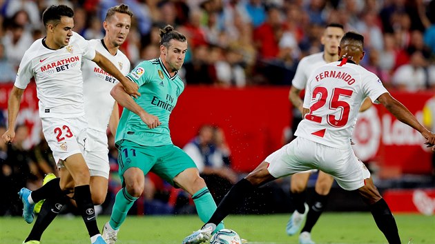 Gareth Bale z Realu Madrid (uprosted) se proplt obranou Sevilly.