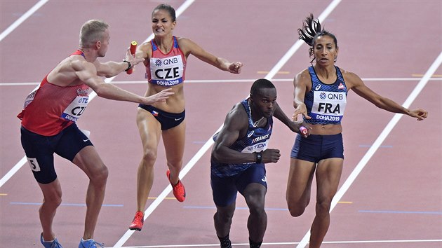 Tereza Petržilková (čelem vlevo) předává štafetový kolík Patriku Šormovi v rozběhu smíšené štafety na 4x400 metrů na mistrovství světa v Dauhá.