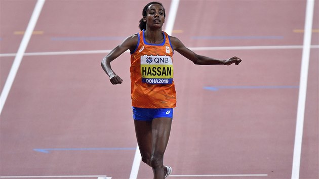 Sifan Hassanová z Nizozemska vítězí v závodě na 10 kilometrů na mistrovství světa v Dauhá.