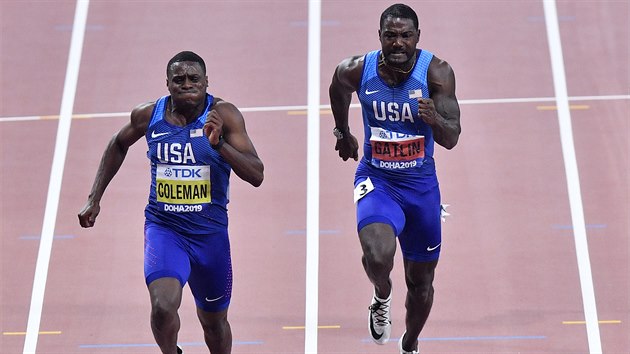 Amerian Christian Coleman (vlevo) por ve finle sprintu na 100 metr na mistrovstv svta v Dauh krajana Justina Gatlina.