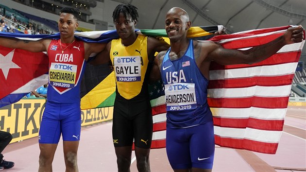 Skok do dlky na MS v Dauh ovldl Tajay Gayle z Jamajky (uprosted), druh skonil Amerian Jeff Henderson (vpravo), bronz zskal Juan Miguel Echevarra z Kuby.