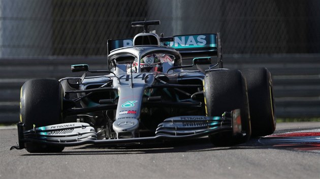 Lewis Hamilton ze stje Mercedes na trati Velk ceny Ruska