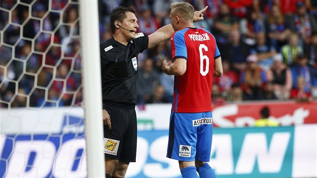 Roman Proch�zka z Plzn� diskutuje s rozhod��m b�hem utk�n� se Spartou.