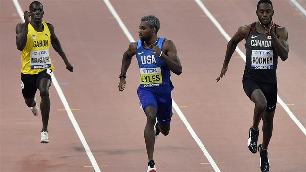 Amerian Noah Lyles (uprosted) pohledem sleduje sv soupee bhem rozbhu na 200 metr.