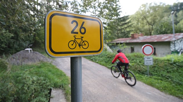 Tady by te cyklist sprvn mli zastavit. Znaku, je zakazuje vjezd na st cyklostezky spojujc krajsk msto a Luka nad Jihlavou,
vak skoro nikdo nerespektuje.
