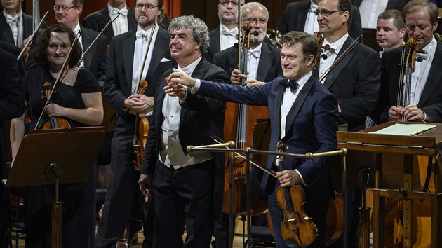 Dirigent Semjon Bykov s houslistou Renaudem Capuconem a leny esk filharmonie po koncert v rmci Dvokovy Prahy