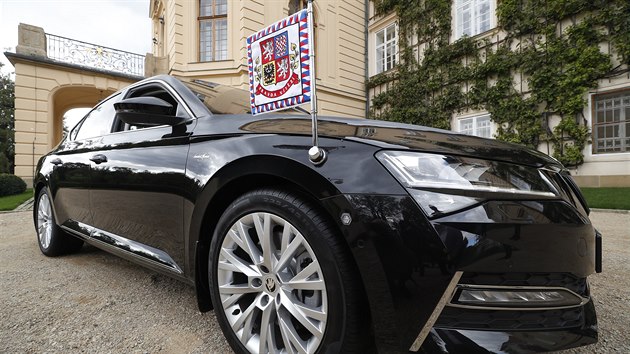 Prezident Milo Zeman pevzal v sobotu 28. jna od automobilky koda Auto nov sluebn vz. Pedn auta se uskutenilo v Lnech v den prezidentovch 75. narozenin.