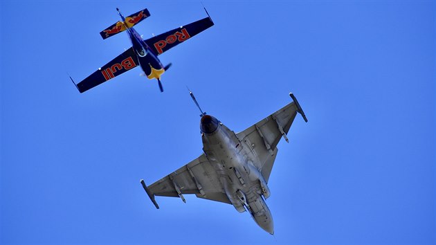 Dny NATO v Ostrav. Pilot gripenu Ivo Kardo a akrobatick krl Martin onka v uniktnm spolenm vystoupen