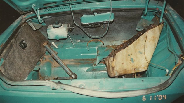 Pohled do kufru staré škodovky, kam únosci spoutaného podnikatele zavřeli