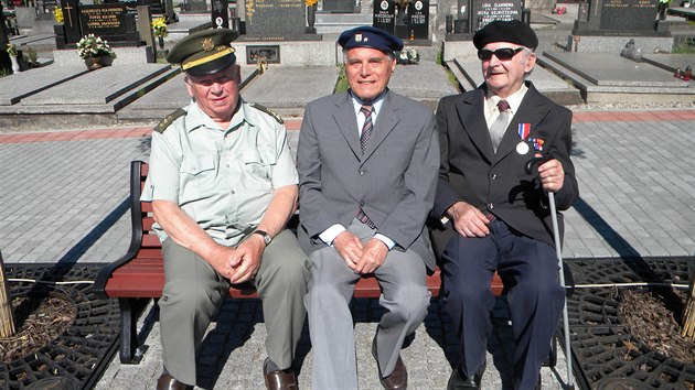 Veteráni - plk.v.v. Adolf Kaleta, mjr.v.v. Zdeněk Měkyna a kpt.v.v. Jan Prokesz  v roce 2009 Třinec Folvark