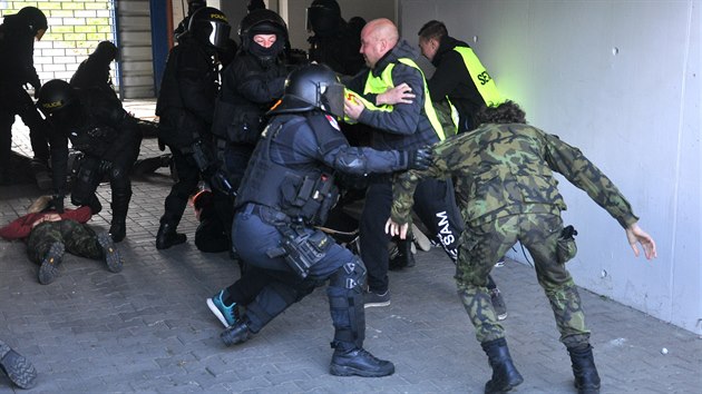 Tkoodnci ve stsnnch podmnkch stadionu cviili zsah proti rozdovdnm rowdies.