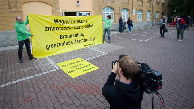 Proti rozšiřování dolu v Turówě přijeli před radnici v Bogatyni protestovat ekologičtí aktivisté.