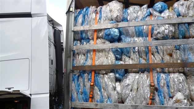Kamion vezl plastov odpad z Anglie.