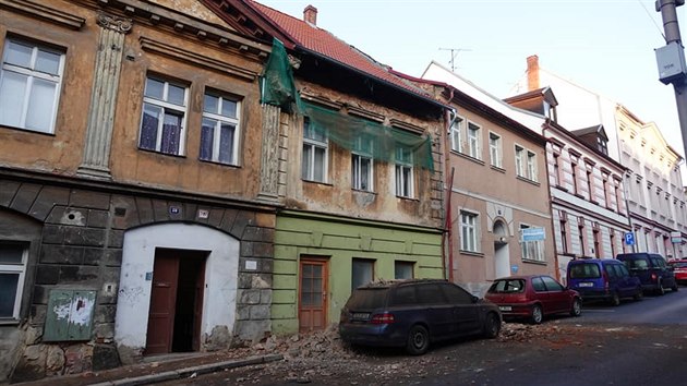 V České Lípě spadla na ulici část zdi domu.