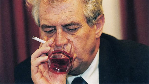 Milo Zeman nikdy pli nedbal o sprvnou ivotosprvu. Snmek s cigaretou a sklenkou campari pochz z nora 2002.