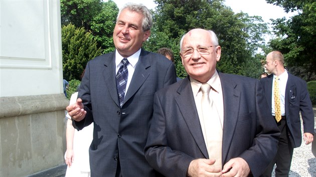 Expremir Milo Zeman se seel v Kramov vile s bvalm sovtskm prezidentem Michailem Gorbaovem. (15. ervence 2002)