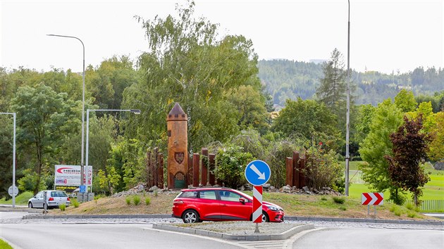 Devn stavba v Tn nad Vltavou z roku 2014 odkazuje na stedovk pvod nzvu msta.