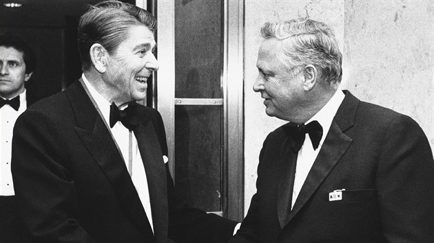 Barron Hilton (vpravo) pi setkn s prezidentem Ronaldem Reaganem v lednu 1985.