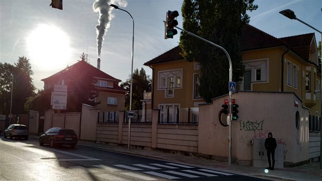 Na Mnesov ulici pibyly semafory u pechodu pro chodce pobl ken s Dukelskou ulic.