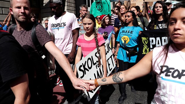 vdsk aktivistka Greta Thunbergov, kter inspirovala hnut bojujc za lep ochranu klimatu, se v ptek zapojila do protestnho pochodu v New Yorku. (20. z 2019)