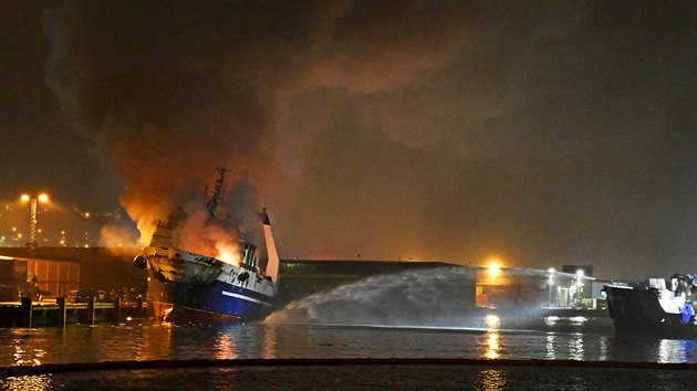 V norském přístavu ve městě Tromso hoří ruská rybářská loď. (26. září 2019)