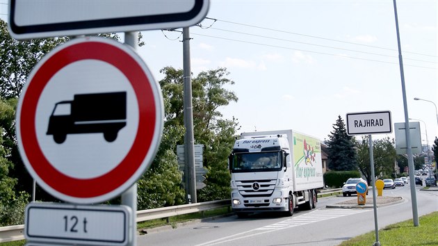 Se zákazem vjezdu aut nad 12 tun do Rajhradu na Brněnsku si řidiči kamionů hlavu nelámou.