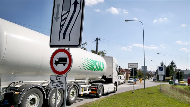 Se zákazem vjezdu aut nad 12 tun do Rajhradu na Brněnsku si řidiči kamionů hlavu nelámou.