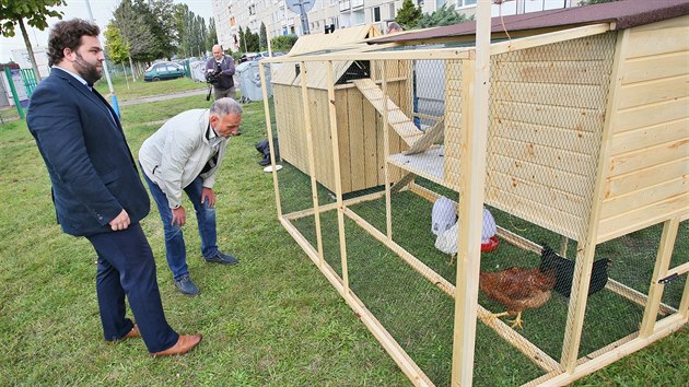 V Beclavi zaal fungovat prvn esk biotejner, v nm se o biologick odpad staraj slepice. (27. z 2019)