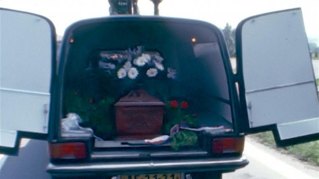 Dlouhá cesta ze Švýcarska do Poličky je u konce. Zástupci města přivítali u centrálního hřbitova rakev s ostatky Martinů v srpnu 1979.