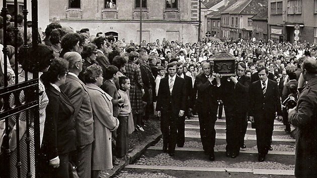 Rakev s ostatky slavného skladatele byla po dvaceti letech od jeho smrti za velkého zájmu veřejnosti uložena do hrobu vedle jeho rodičů, sourozenců a manželky 27. srpna 1979. V pozadí věž sv. Jakuba v Poličce, ve které se Bohuslav Martinů 8. prosince 1890 narodil.