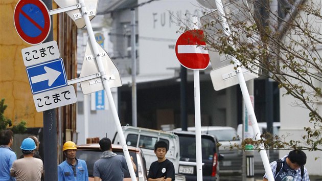 Tajfun Tapah ohnul dopravn znaky v japonskm mst Nobeoka. (22.9.2019)