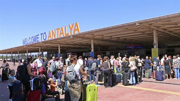 Klienti zkrachoval� britsk� cestovky Thomas Cook �ekaj� na Lond�nem ��zenou repatriaci na tureck�m leti�ti v Antalyi. (23.9.2019)