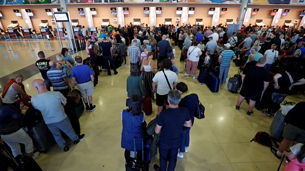 Klienti zkrachoval britsk cestovky Thomas Cook ekaj na Londnem zenou repatriaci na letiti Reus ve panlsku. (24.9.2019)