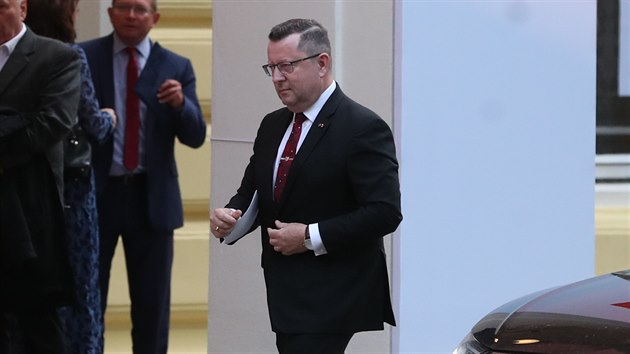Poslanec Parlamentu esk republiky Antonn Stank pichz na slavnostn recepci nskho velvyslanectv v palci ofn.