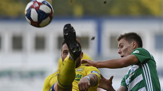 Zlnsk tonk Antonn Fanti (vlevo) a Jan Vodhnl z Bohemians 1905 v ligovm utkn.