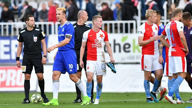 Fotbalista a herec, nebo sp herec a fotbalista Jakub tfek v dresu druholigovho Slavoje Vyehrad po utkn eskho pohru se Slavi, kter vyhrla 8:0.