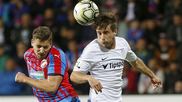 Plze�sk� Jan Kova��k a spar�an Michal S��ek v ligov�m utk�n�.