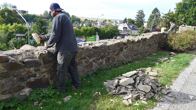 Dělníci opravují jihlavské středověké hradby. Je třeba upevnit uvolněné kameny a položit novou podlahu jedné z bašt. Podobné svým rozsahem menší práce budou každoročně pokračovat. Poslední větší zásah dělali zedníci před deseti lety.