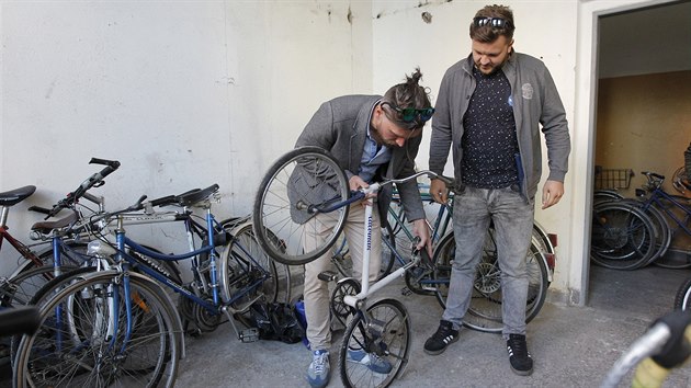 Sdílené bicykly bylo třeba opravit a seřídit. Jedno kolo si vyžádalo v průměru pět hodin práce.