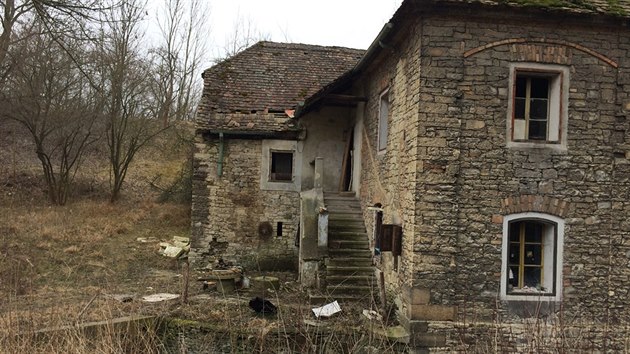 Dlouh lta byl vce ne sto padest let star mln u Slavtna zarostl nletovmi kovisky a plnil se rznm harampdm. Stdala se tam podivn individua, nachzela se tam teba varna drog. (jaro 2018)