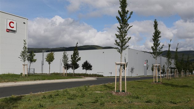 Dal�� �ty�i  skladovac� a v�robn� haly maj� do roku 2022 st�t nedaleko obc� Modlany a Srbice na Teplicku. Pl�nuje je tu postavit firma CTP Invest, kter� u� v pr�myslov� z�n� Krupka III provozuje CTPark.
