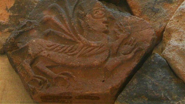 Dlaždice tzv. vyšehradského typu s motivem sfingy. Na výstavě bude prezentována i unikátní šestiboká dlaždice s motivem dvou ryb z 11.–12. století, která je považována za fragment z původní baziliky sv. Štěpána.