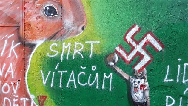 Lidmi oblben graffiti veverky v Zmeck zahrad nkdo pemaloval hkovm kem, neonacistickmi symboly a npisy proti migrantm.