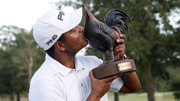 Sebastin Muoz s trofej pro vtze turnaje Sanderson Farms Championship v Jacksonu.