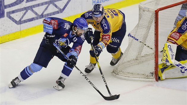 Kladensk Ladislav Zikmund v akci, brn ho Pavel Sedlek ze Zlna.