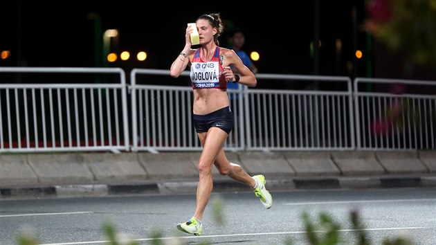 Marcela Joglov na trati maratonu na mistrovstv svta v Dauh.