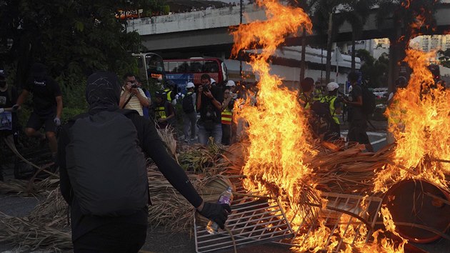 Demonstranti v Hongkongu zdemolovali vybaven nkupnho stediska na pedmst Sha Tin, zapalovali barikdy a stetli se s policisty. (22. z 2019)