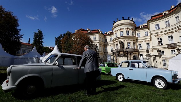 Trabanty stojí na zahradě německé ambasády v Praze při akci ke 30. výročí útěku východních Němců do SRN přes tuto, tehdy západoněmeckou ambasádu. (28. září 2019)